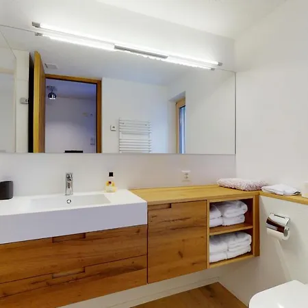 Modern And Spacious With Balcony Facing South, Marietta #3 *